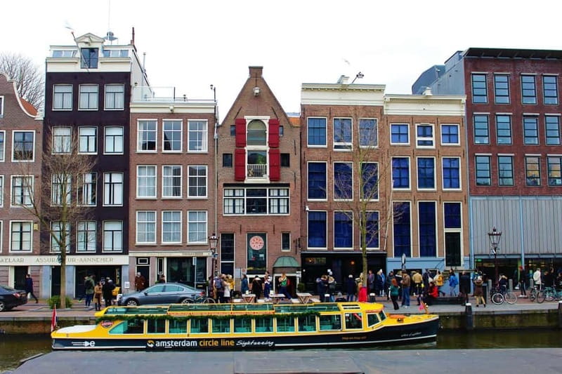 Amsterdam canal cruise with culinary burger or cheese & wine - Cheese & Wine Cruise: Kaasbar Amsterdam flights with exact wine matches