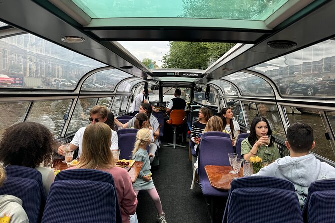 Amsterdam Cheese and Wine Canal Cruise - How the 1-hour cheese-and-wine canal cruise actually plays