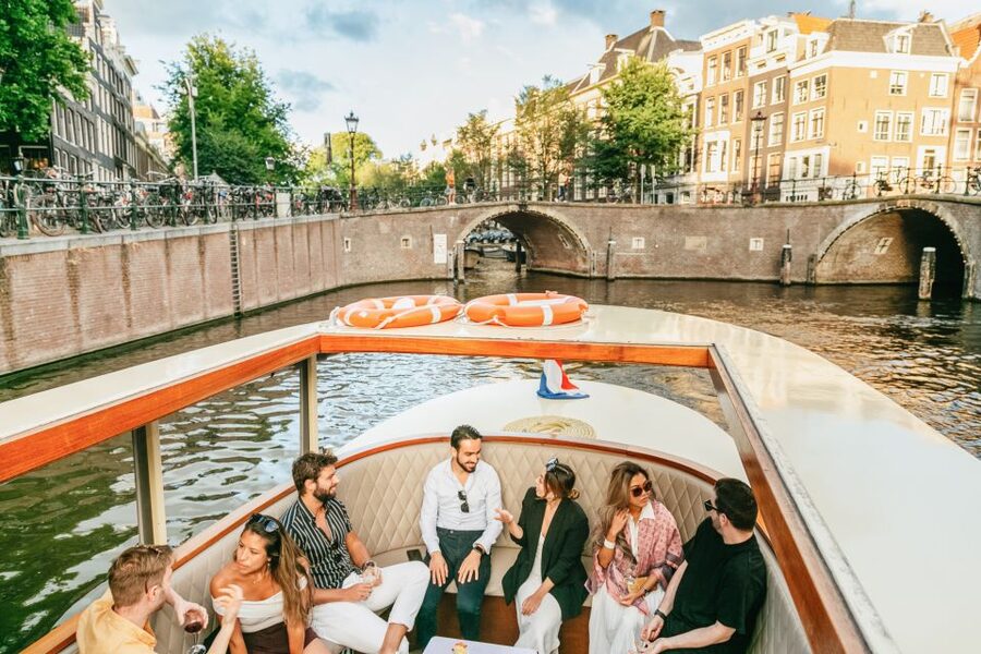 Amsterdam: Classic Saloon Boat Cruise with Cheese & Wine - De Negen Straatjes, Prinsengracht, and the Scenic Bridge Chain