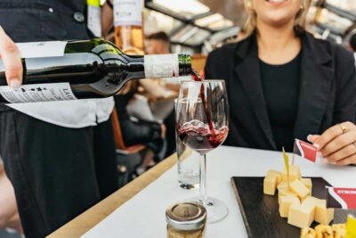 Amsterdam: Cozy Cheese & Wine Cruise Tasting Experience - The 75-minute canal route: night views from Damrak to Skinny Bridge