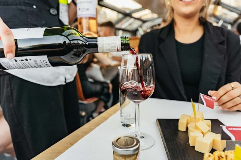 Amsterdam: Cozy Cheese & Wine Cruise Tasting Experience - The 75-minute canal route: night views from Damrak to Skinny Bridge