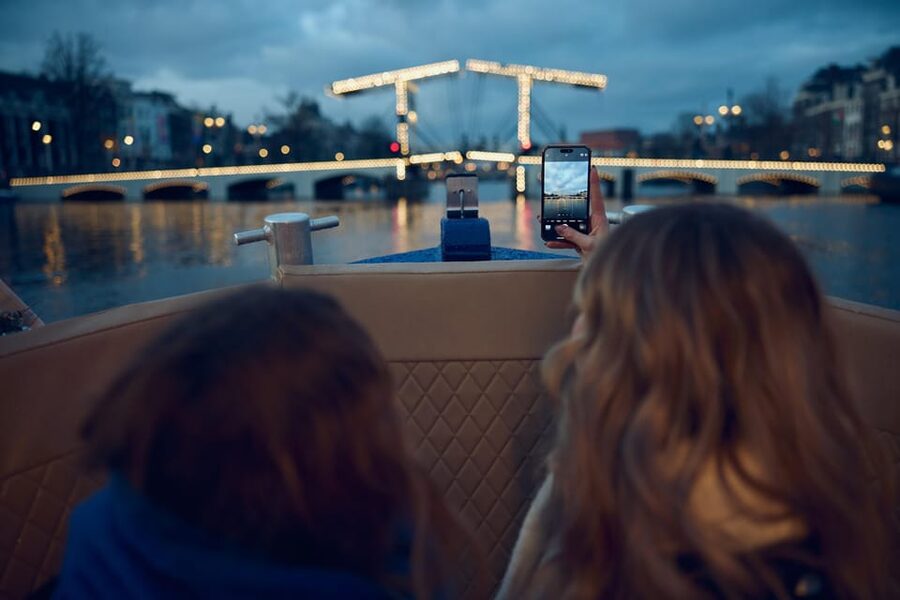 Amsterdam: Evening Candle Light Cruise With Wine & Cheese - Who should book this 1-hour candlelight cruise