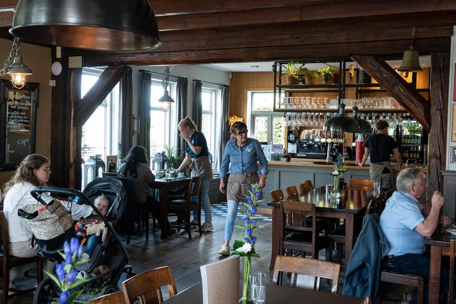 Amsterdam: Giethoorn Tour Scenic Cruise, Cheese & Free Time - Henri Willig cheese tasting and how to turn it into value