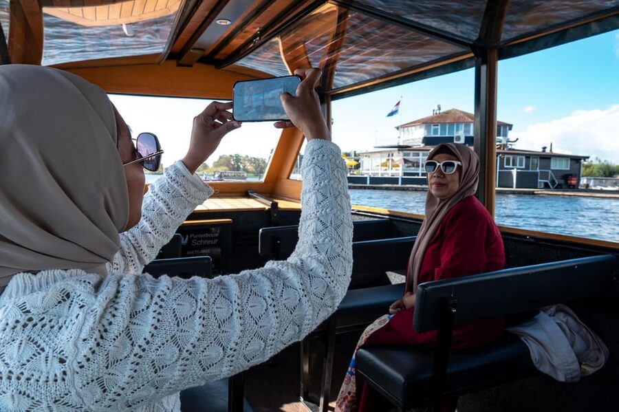 Amsterdam: Giethoorn Tour Scenic Cruise, Cheese & Free Time - Price and value: is $75 a fair deal?