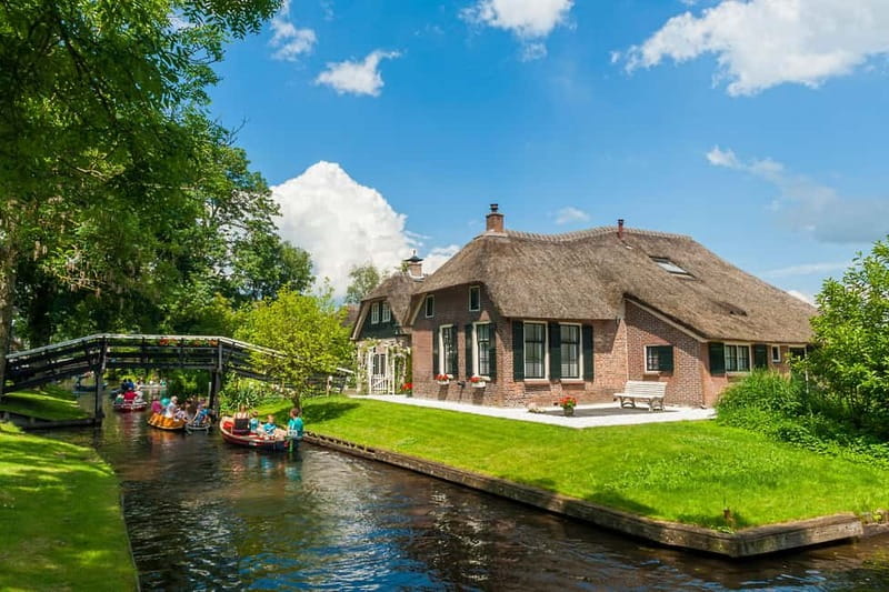 Amsterdam: Live GuideD Giethoorn Boat Tour & Cheese Platter - Key Things You’ll Notice on This Giethoorn Boat Tour