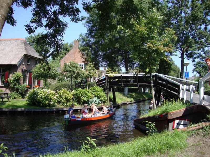 Amsterdam: Live GuideD Giethoorn Boat Tour & Cheese Platter - Exploring Giethoorn on Your Own: Bridges, Canals, and Lunch at Your Tempo