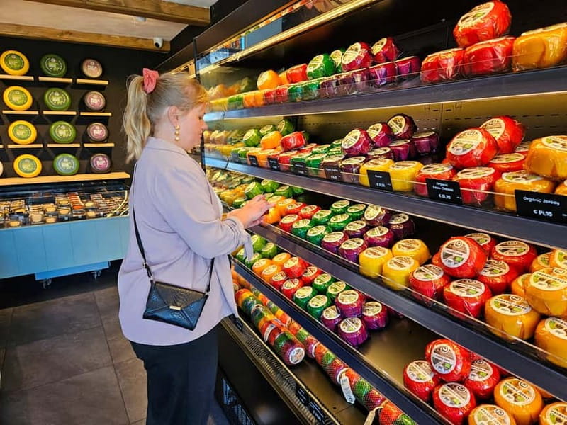 Amsterdam: Live GuideD Giethoorn Boat Tour & Cheese Platter - Weather, Shoes, and the Small Stuff That Can Save Your Day