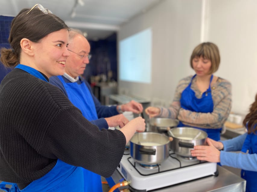 Amsterdam: Make your cheese next to De Hallen - The 3-hour flow: presentation to your own cheese table
