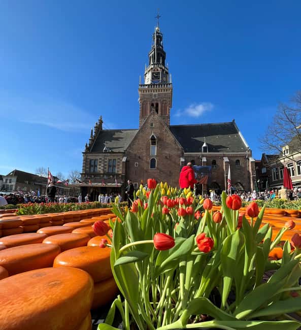 Amsterdam: Traditional Cheese Market Tour to Alkmaar - The crafts market and local delis: souvenirs with a story