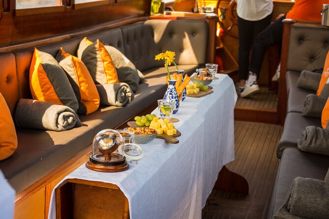 Amsterdam Walking Tour and Cruise with Drinks and Cheese Tasting - Meeting points: start on Beursplein, finish by Central Station