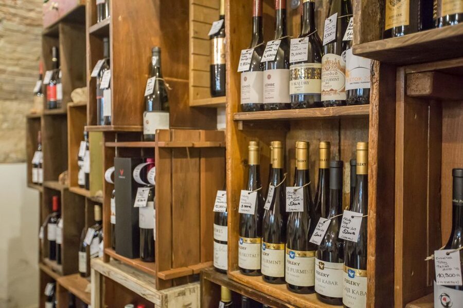 Budapest: Wine, Cheese, and Charcuterie Tasting - What You Taste: Five Hungarian Wines and a Tokaj Sweet Finish