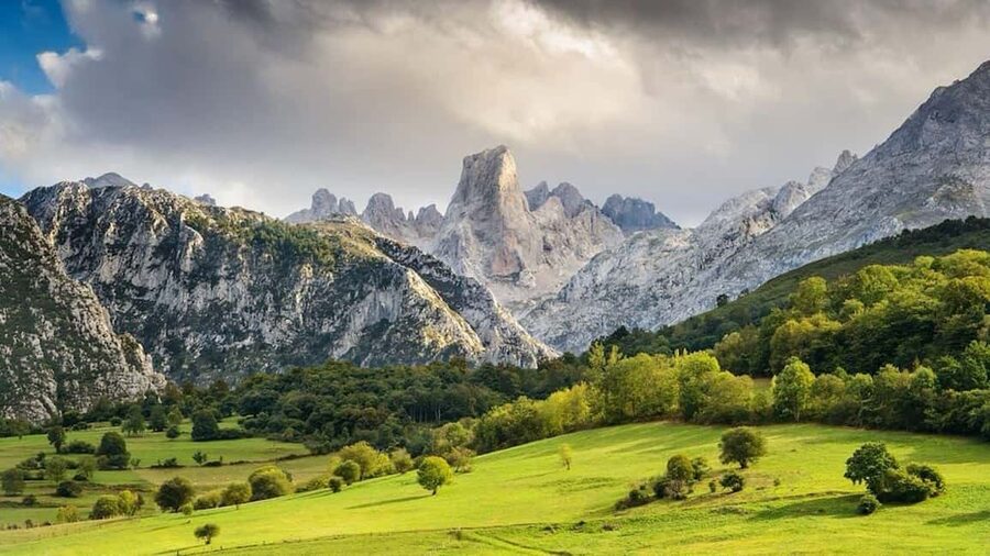Bulnes: Excursion with funicular and Cabrales cheese cave in the Picos de Europa - Poncebos and the Cares Gorge Views: Start with La Garganta Divina