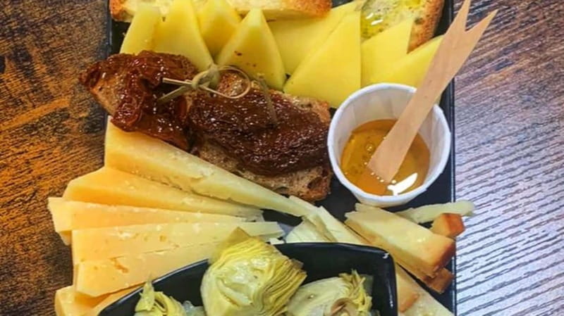 Cagliari: artisan beer and cheese tasting - The 1-hour experience: what happens from first sip to last bite