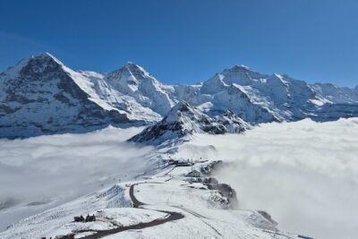 Cheese and chocolate on mountain summit - The stroll between Lauterbrunnen and Grindelwald: pace and comfort
