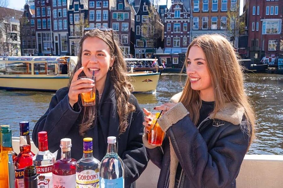CHEESE AND DRINKS TOUR: A TASTE OF AMSTERDAM ON THE CANALS - Comfort and practicalities: cushioned seats, rain, and the one step to plan for