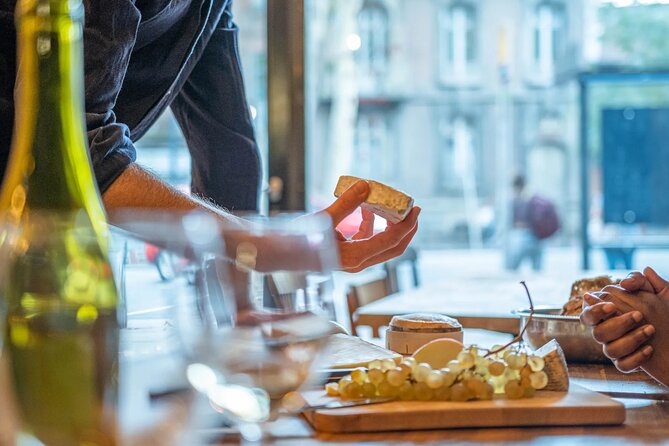 Cheese food-tour through downtown Toulouse - The guide style: outdoor pacing, sensory games, and bilingual support