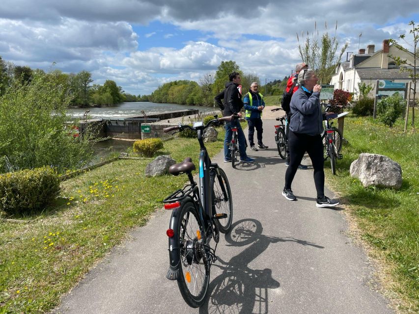 Chenonceau: guided ebike ride and wine & cheese picnic lunch - Gliding into Chenonceau: wine and cheese with the château in view