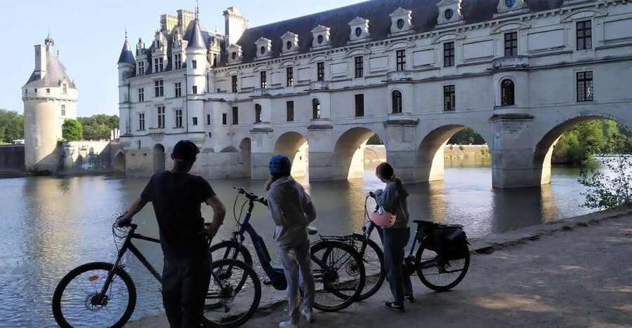 Chenonceau: guided ebike ride and wine & cheese picnic lunch - Start at Maison Éclusière des Mazelles and get your bearings by the Cher