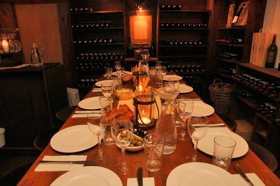 Cologne-Nippes: Gourmet wine tasting with cheese platter - Where This Tasting Happens: Le Caveau in Cologne-Nippes