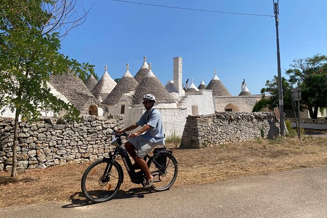 E-bike tour Martina Franca e Locorotondo and visit a dairy - Stop 3: Locorotondo centro storico for about 30 minutes