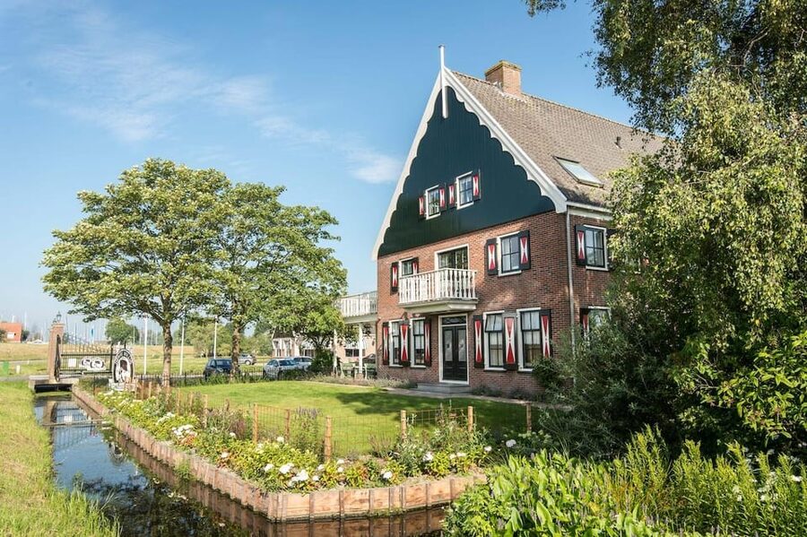 From Amsterdam; Alkmaar Cheese market & Zaanse Schans - Who This Trip Suits Best