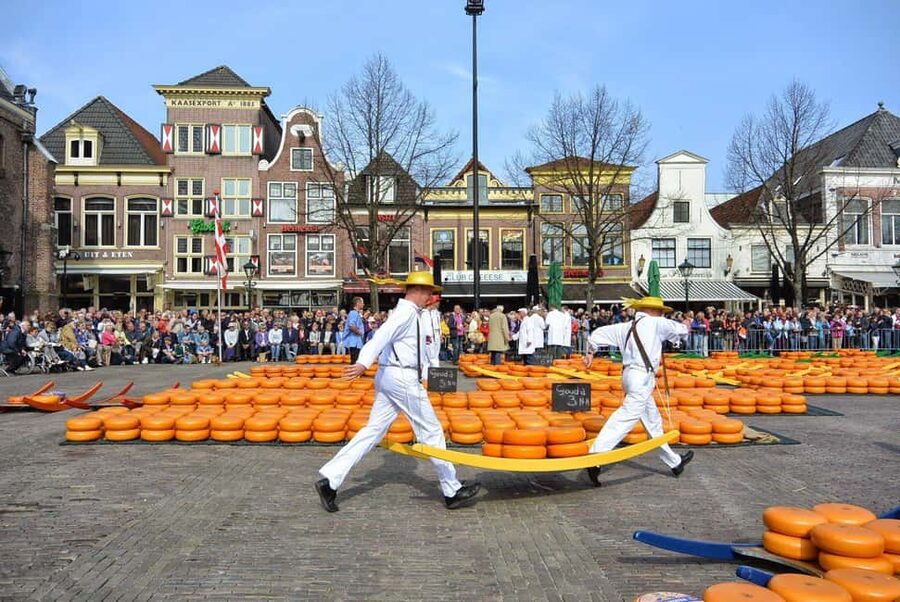 From Amsterdam; Alkmaar Cheese market & Zaanse Schans - Getting Started at Market 27 and Metro Noord (M52)