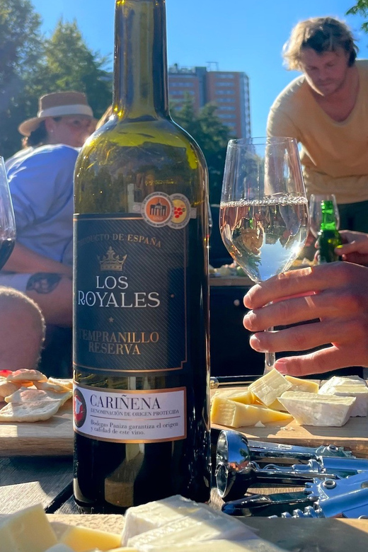 Groningen: Evening Cheese and Wine cruise - Cheese and wine without the fuss: how the open bar works