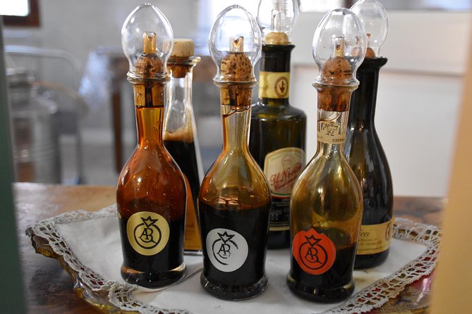 Guided group tour TastyBus: Parmesan Cheese and Parma Ham - If You Upgrade: Lunch and Traditional Balsamic Vinegar in an Acetaia