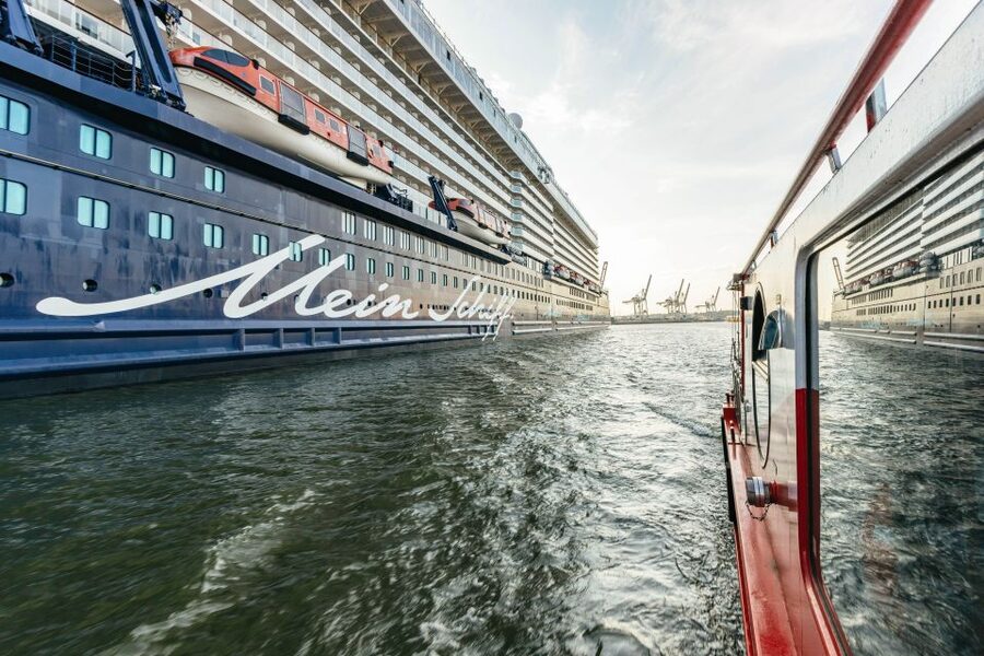 Hamburg: Harbor Cruise with Wine and Cheese - How the Guide Handles the Sights (Even If You Don’t Speak German)