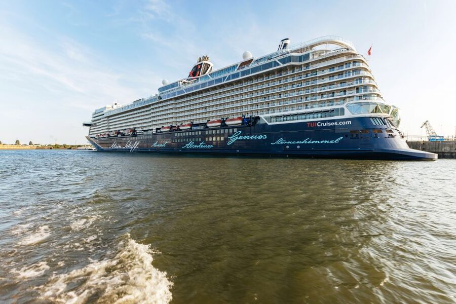 Hamburg: Harbor Cruise with Wine and Cheese - Maritime Circle Line Ship Setup: Simple, Friendly, and Functional