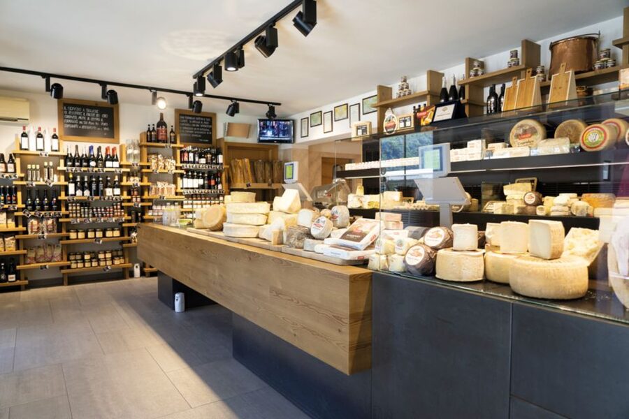 Lake Como: Cheese Factory Tour and Tasting in Valsassina - Meet the Mastro Casaro: where the tasting becomes a lesson