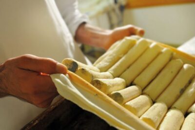 Lake Como: Cheese Factory Tour and Tasting in Valsassina - The 40-minute guided walkthrough inside the dairy