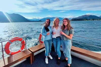 Lake Wanaka 1-Hour Cruise Including Wine and Cheese - The catamaran set-up and group size (why it can feel cozy or crowded)