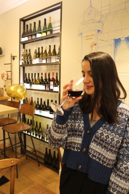 Paris: French Wine and Cheese Guided Tasting - The tasting method: See it, smell it, then taste with a plan