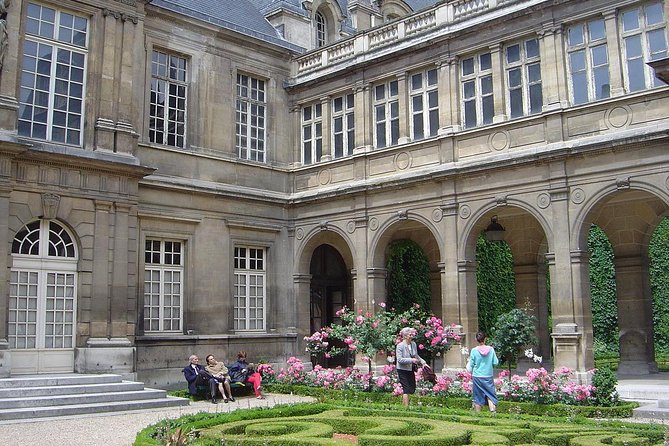 Paris Le Marais Historical Walking Tour with Wine and Cheese Tasting - Le Marais at 4:30 pm: Why the timing feels right