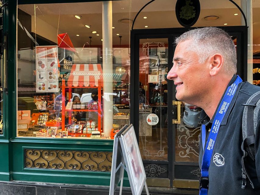 Paris: Montmartre Cheese, Wine & Pastry Guided Walking Tour - Place du Tertre and Le Moulin Rouge: iconic sights with real context