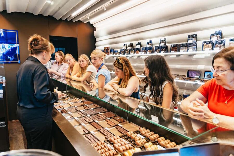 Paris: Walking Food Tour with Cheese, Wine and Delicacies - Small Group Size: Why the Tour Feels Personal (Even With a Full Day Plan)
