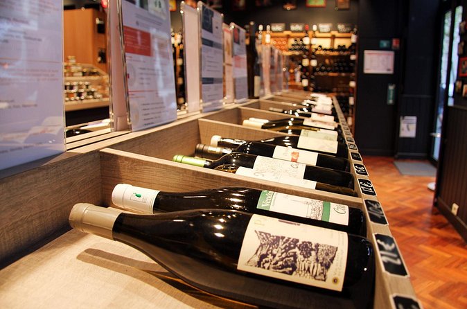 Paris Wine and Cheese Tastings Class near Le Marais - The lesson part: regions, grapes, terrain, and soil samples