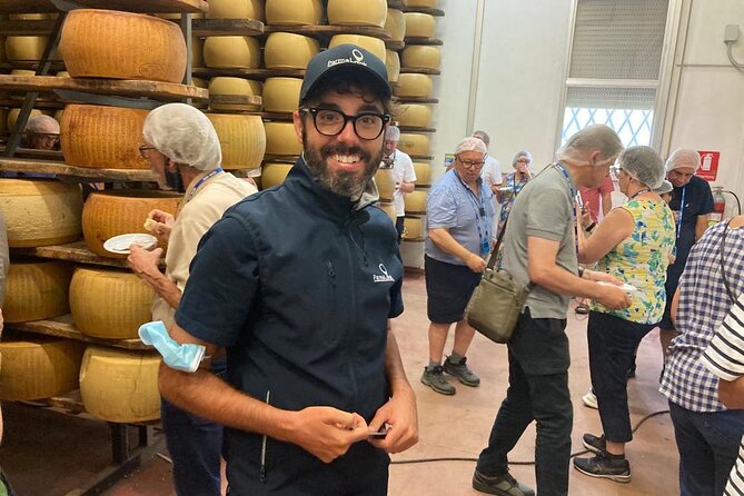 Parmigiano Cheese Factory Visit and Tasting - The tasting with local wine: how to read Parmigiano’s age