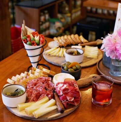 Seattle: Wine, Cheese and Chocolate Pairing Tour - The Seleušs Chocolates start: sweetness first, so your palate wakes up