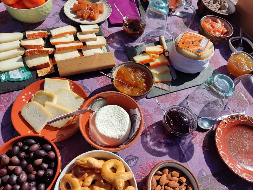 Serra da Estrela: Serra da Estrela cheese tasting - Pairings: wine, jams, and fruits that make the flavors click