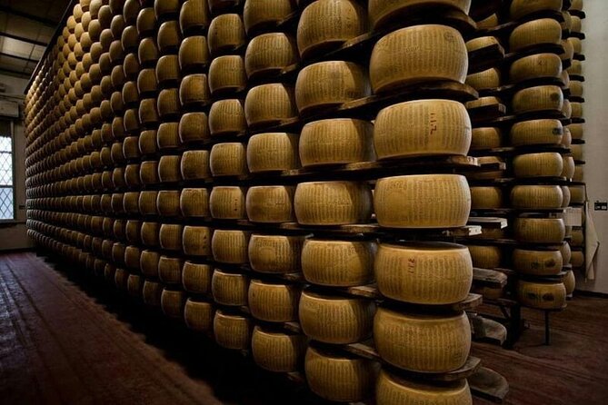 Tour Parmigiano Reggiano dairy and Parma ham - Stop 2: tasting Parmigiano Reggiano by age (12, 24, 36 months)