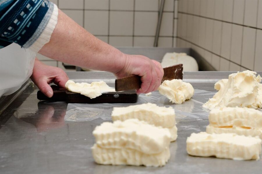 Vico Equense: Tour in the dairy "Mozzarella Experience" - The old lab start: aprons, cap, and meeting Antonio