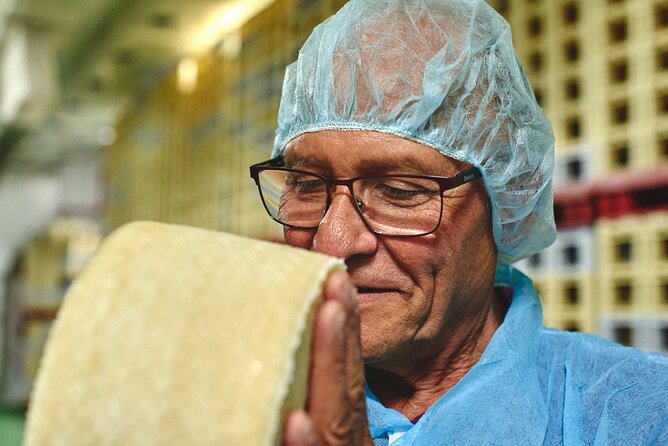 Visit La Antigua Cheese Factory (Cheese Tourism) - The 1 hour 45 minutes: from milk trucks to aged cheese