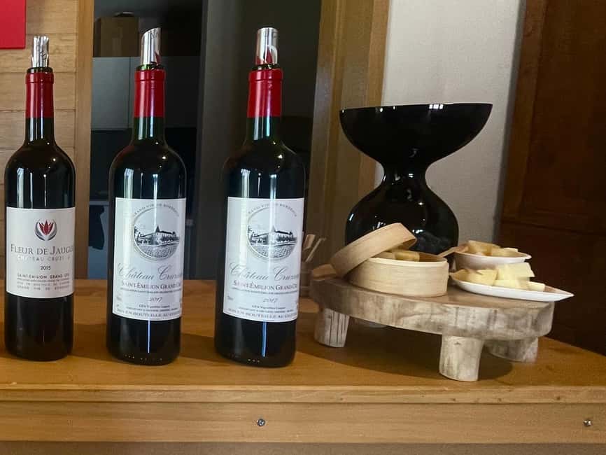 Visit to the property and wine/cheese pairing workshop - Getting oriented at the meeting point and starting with the estate