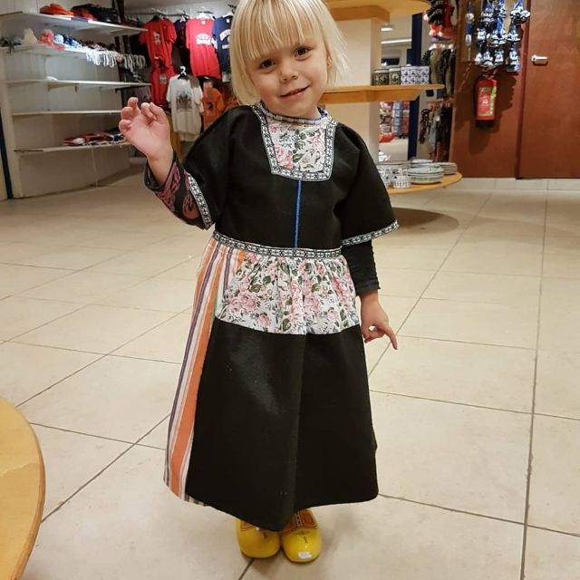 Volendam: Traditional Costume Photo with Cheese & Clog Tour - Value for Money: Why $11 Can Still Feel Like More
