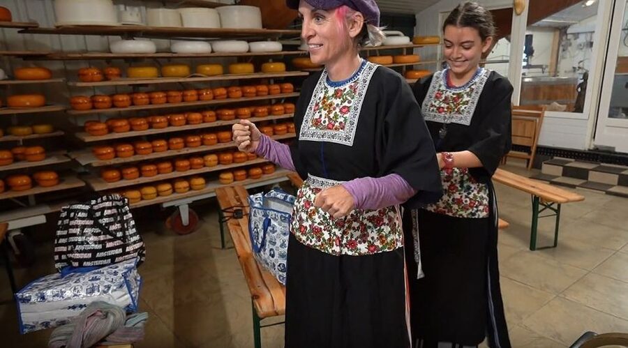 Volendam: Traditional Costume Photo with Cheese & Clog Tour - Simonehoeve: Where Volendam Costumes Meet Cheese and Clogs