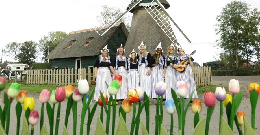 Volendam: Traditional Costume Photo with Cheese & Clog Tour - Getting There from Amsterdam: Bus 316 and a Windmill Landmark