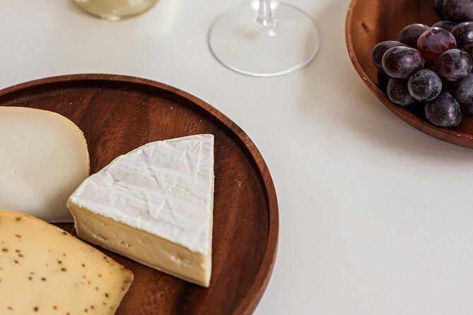 Wine & Cheese in Montmartre: A True Taste of France 6-ppl Max - Who this tour suits best