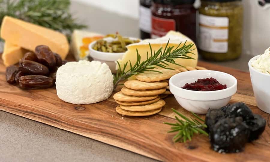 Yarra Valley Full Day Grazing Tour: Gin, Wine, Pizza, Cheese - Stag Lane Farm Distillery: pizza lunch energy with a gin tasting